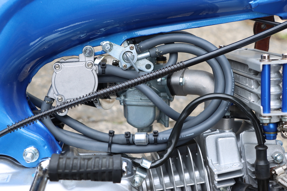 中華dax 負圧式の燃料ポンプを追加して ガソリンがキャブに安定供給されるようにする 湯あたりキットバイク